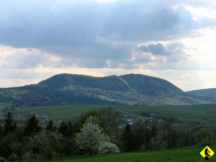 fot 109.jpg - Widok na Cergową podczas powrotu do Dukli. Jest sobie górka, nie? 
Przy okazji dodam,  że słońce przegoniło gdzieś deszczowe chmury. 